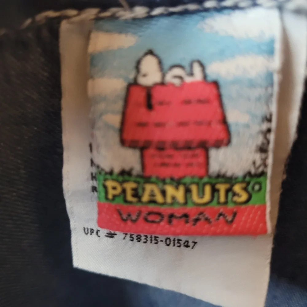 Peanuts Snoopy on Red Doghouse Label - Picture 3 of 4